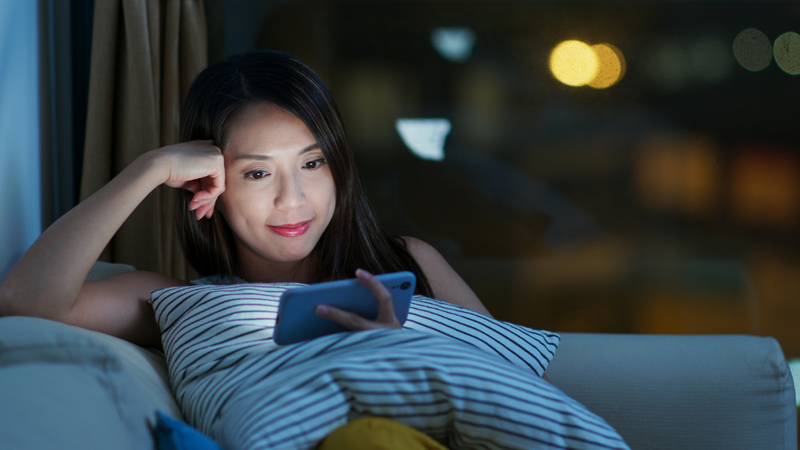 Trong môi trường nhân tạo, ánh sáng trắng được tạo ra từ màn hình điện tử (máy tính, điện thoại, tivi)