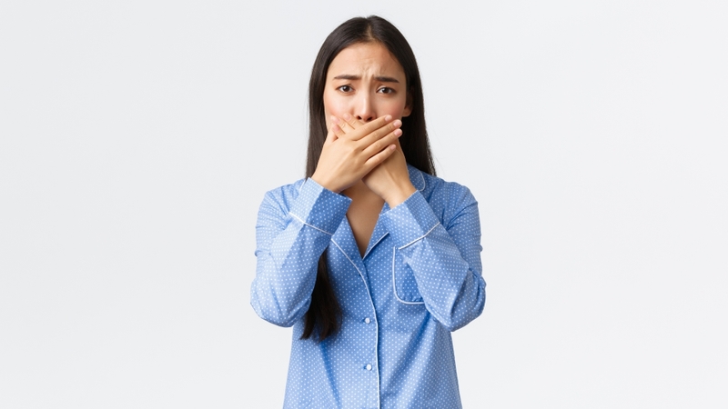 Cảm giác đau xuất hiện tại vị trí tổn thương, có thể âm ỉ hoặc dữ dội, tăng lên khi cử động lưỡi, ăn uống hoặc nói chuyện
