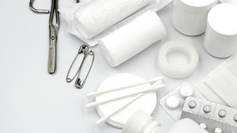 Thay băng định kỳ để đảm bảo vết mổ luôn sạch sẽ, hạn chế nguy cơ nhiễm khuẩn