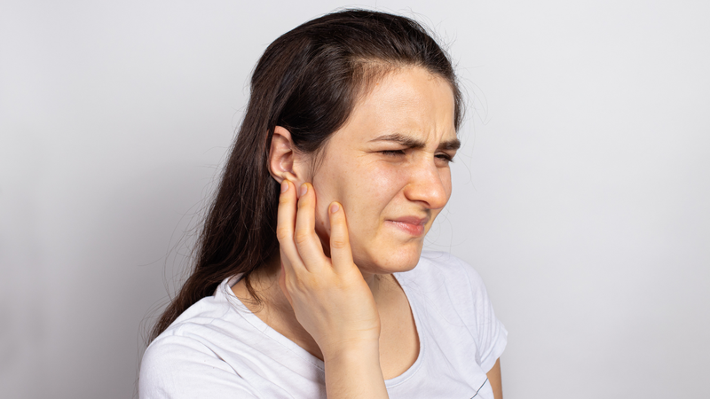 Khi xuất hiện các triệu chứng nghi ngờ sưng đau dưới hàm bạn nên đi khám bác sĩ kịp thời