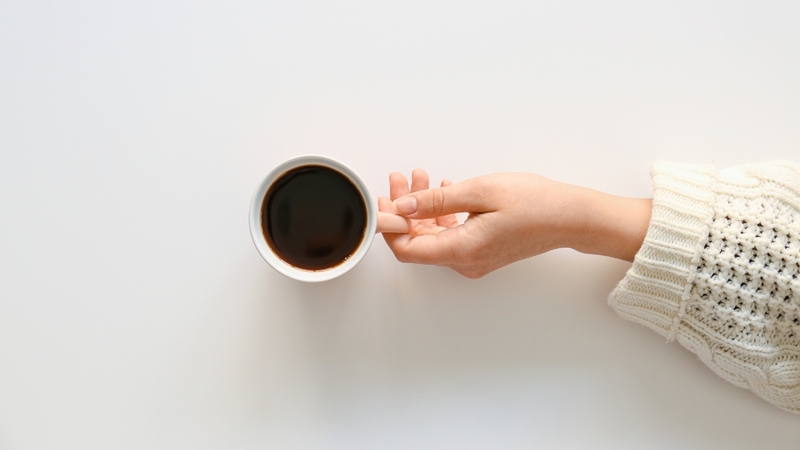 Uống cà phê điều độ giúp tỉnh táo và hỗ trợ trí não, nhưng lạm dụng dễ ảnh hưởng giấc ngủ