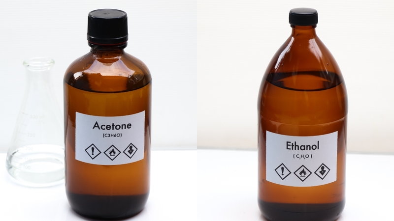 Phân biệt acetone và cồn cần dựa trên các tiêu chí cơ bản như cấu trúc hóa học, tính chất vật lý, ứng dụng và mức độ an toàn