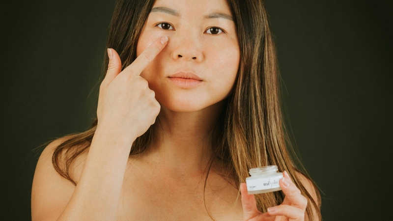 Bà bầu nên thoa kem ngay sau khi tắm giúp khóa ẩm và giảm khô da