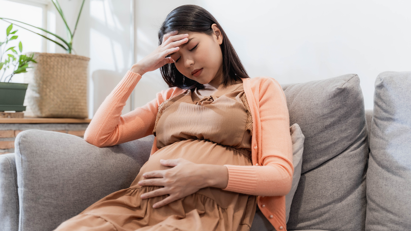 Thiếu axit folic có thể khiến mẹ bầu thường xuyên mệt mỏi, hoa mắt, khó thở