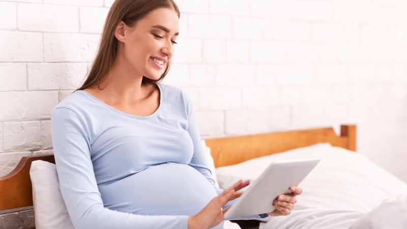 Nhờ giàu DHA, cá hồi có thể hỗ trợ mẹ bầu thư giãn, cải thiện tinh thần và giảm căng thẳng trong thai kỳ