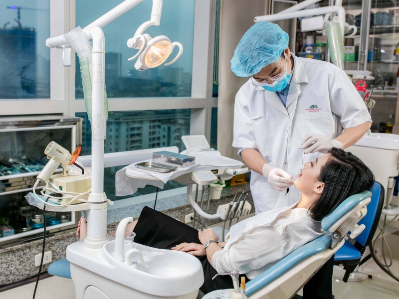 Bà bầu có nên cắt lợi khi mang thai không?3