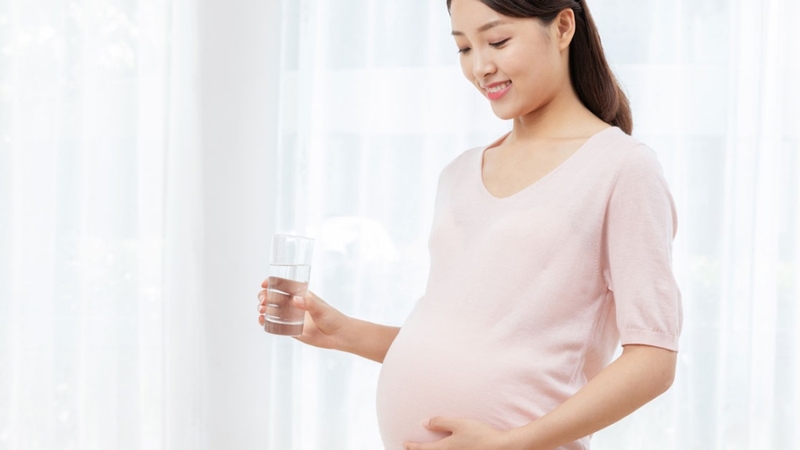 Bà bầu có uống được nước Pocari Sweat không? Tìm hiểu lợi ích và lưu ý 2