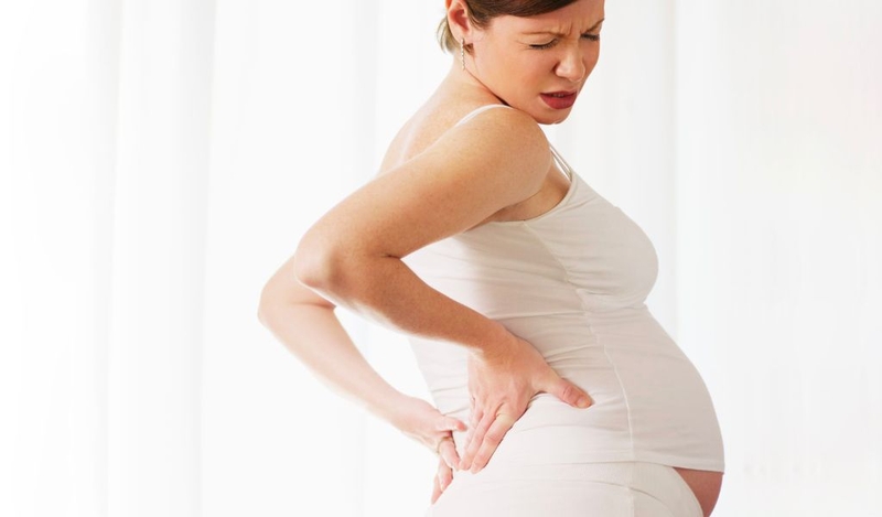 Bà bầu đau lưng có được bôi dầu gió không? 1