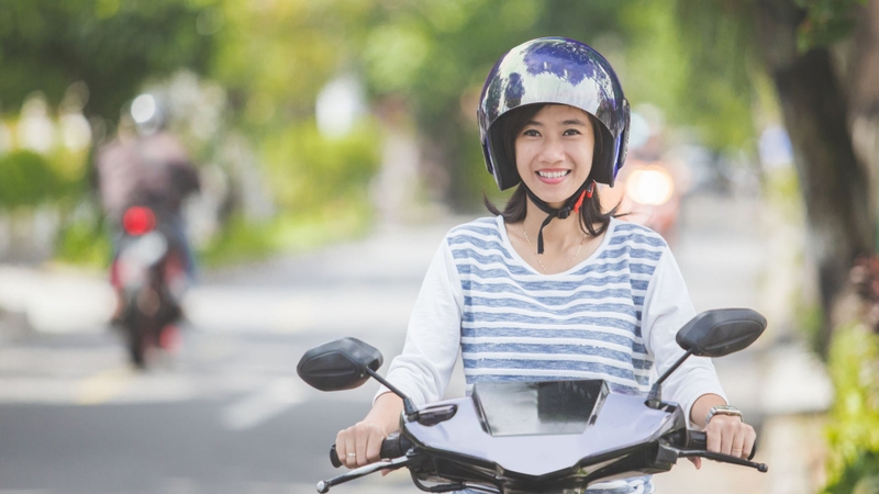 Phụ nữ mang thai nên hạn chế đi xe máy, nhất là khi thai nhi đã lớn