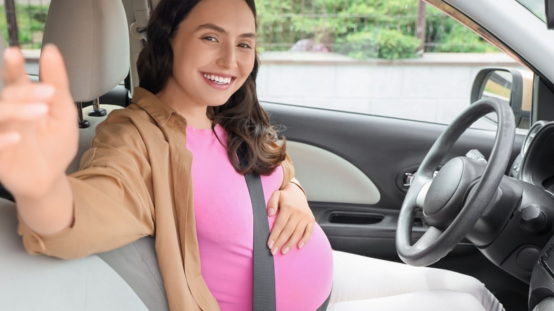 Mẹ bầu nên di chuyển bằng ô tô giúp giảm rung lắc so với xe máy
