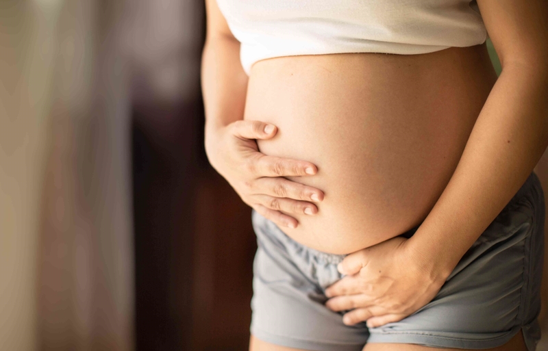 Bà bầu ra khí hư màu trắng sữa không ngứa có sao không 3