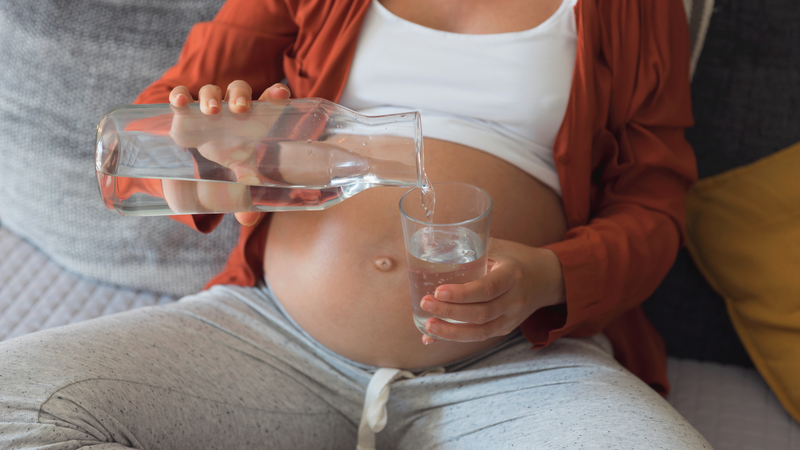 Bà bầu sau khi nôn nên ăn gì để bổ sung dinh dưỡng và tránh mất nước? 2