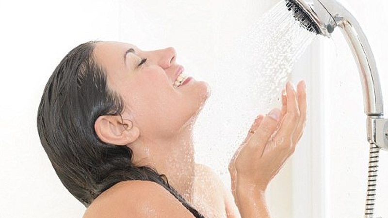 Bà bầu tắm nước lạnh mùa hè có nên không 1