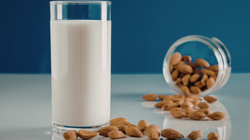 Sữa hạnh nhân giàu vitamin E và chất béo tốt, hỗ trợ miễn dịch và não bộ thai nhi