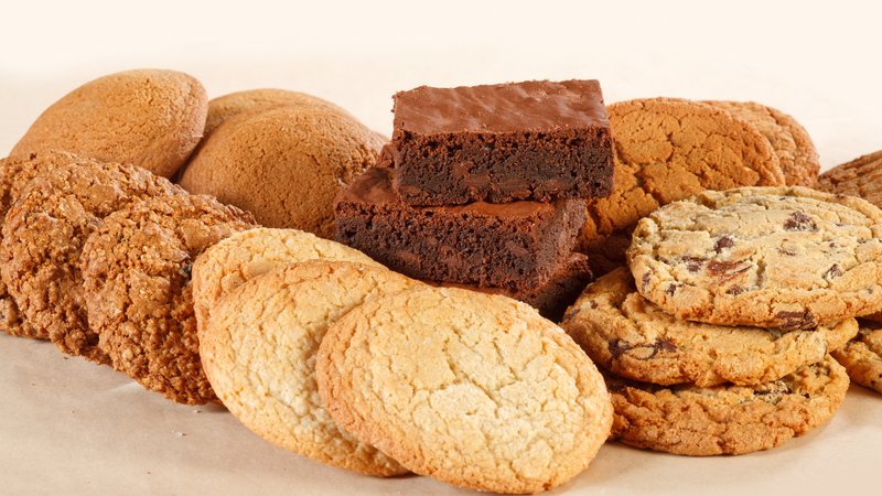 Nên ưu tiên các loại thực phẩm có thể sử dụng ngay mà vẫn đảm bảo năng lượng như lương khô, bánh quy, sữa đặc hoặc mì ăn sống