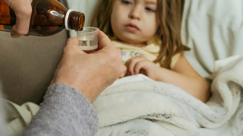 Hãy tạo một môi trường thoải mái và an lành cho bé khi uống thuốc