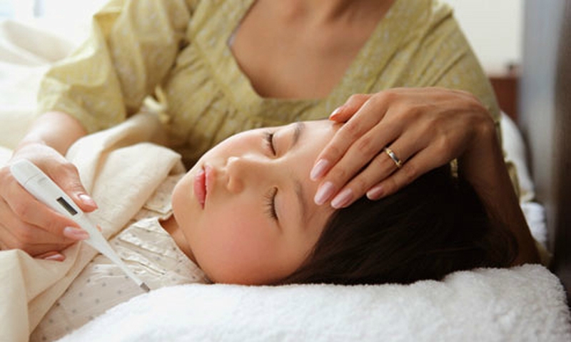 Ba mẹ nên làm gì khi trẻ bị sốt do viêm họng