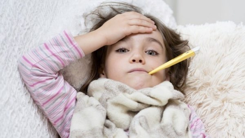 Ba mẹ nên làm gì khi trẻ bị sốt do viêm họng