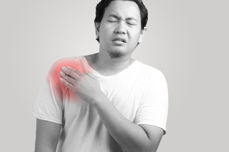 Bả vai đau nhức không giơ lên cao được có sao không 2