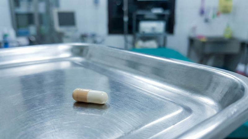 Bác sĩ thành công gắp viên thuốc ra khỏi thực quản cụ bà