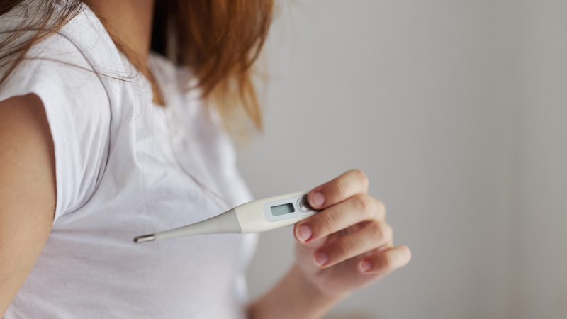 Sốt nhẹ khi bị bạch hầu ngoài da