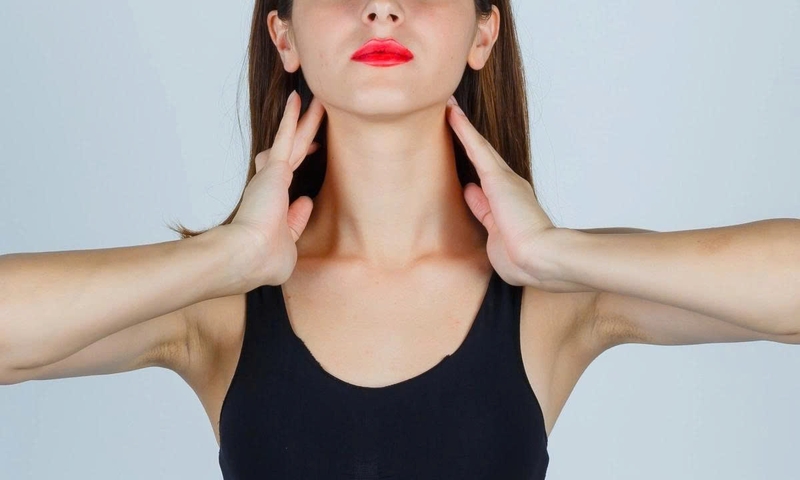 Nâng cơ vùng dưới cằm là bài tập cải thiện mặt lệch được nhiều người áp dụng