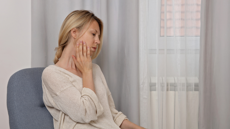 Không nên tập cơ mặt khi hàm đang đau để tránh làm nặng thêm tình trạng khó chịu