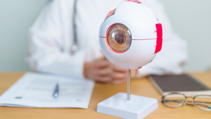 Đảo mắt theo đường zíc zắc giúp luyện khả năng phản xạ và chuyển hướng nhanh của mắt