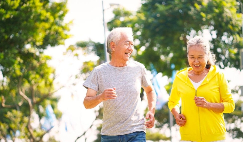 Bài tập thể dục dưỡng sinh cho người cao tuổi: bài tập kéo giãn vai