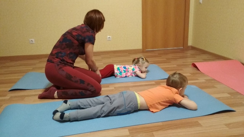 Gợi ý bài tập vật lý trị liệu cho trẻ bại não tại nhà 2