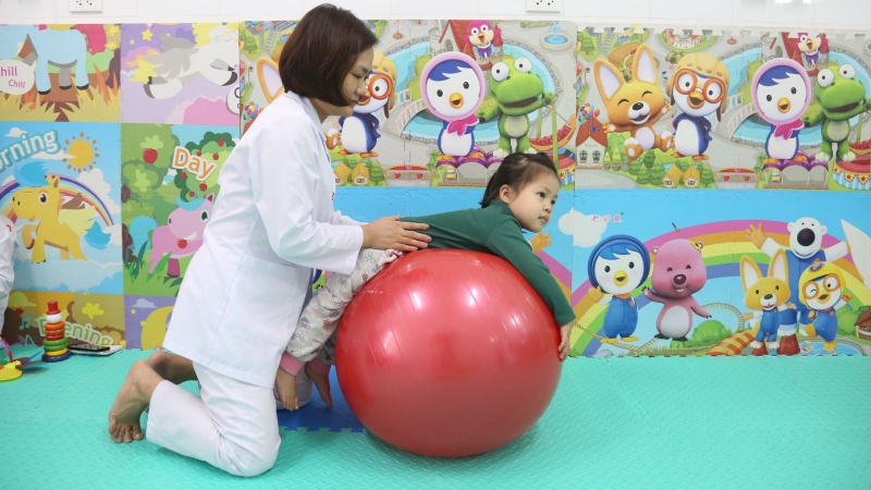 Gợi ý bài tập vật lý trị liệu cho trẻ bại não tại nhà 3