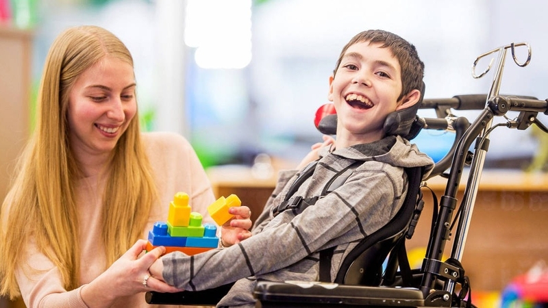 Gợi ý bài tập vật lý trị liệu cho trẻ bại não tại nhà 4