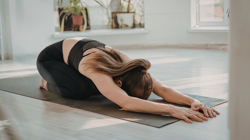 Tư thế em bé giúp thư giãn lưng, giảm áp lực vùng thắt lưng