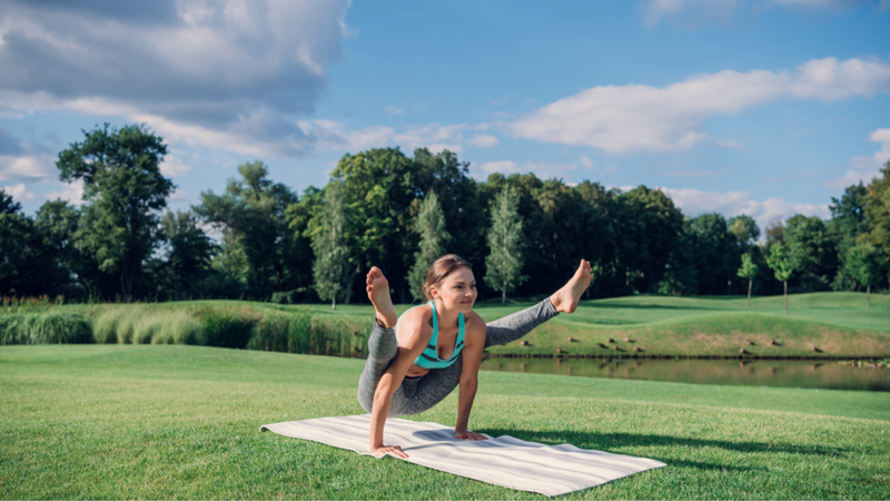 Bài tập yoga tư thế con đom đóm2