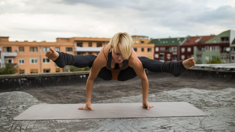 Bài tập yoga tư thế con đom đóm 3