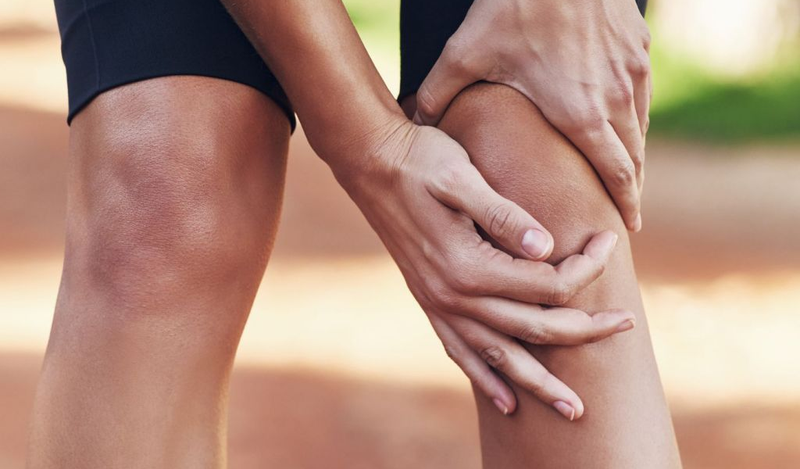 Bong gân đầu gối là khi một hay bốn dây chằng bị rách, kéo quá căng