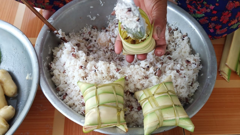 Khi gói bánh cần tạo ống lá dừa, cho nếp và nhân vào giữa, sau đó gói kín và buộc chặt