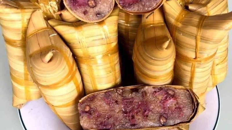 Bánh lá dừa là bánh ngọt truyền thống miền Tây, gói trong lá dừa và có vị mộc mạc