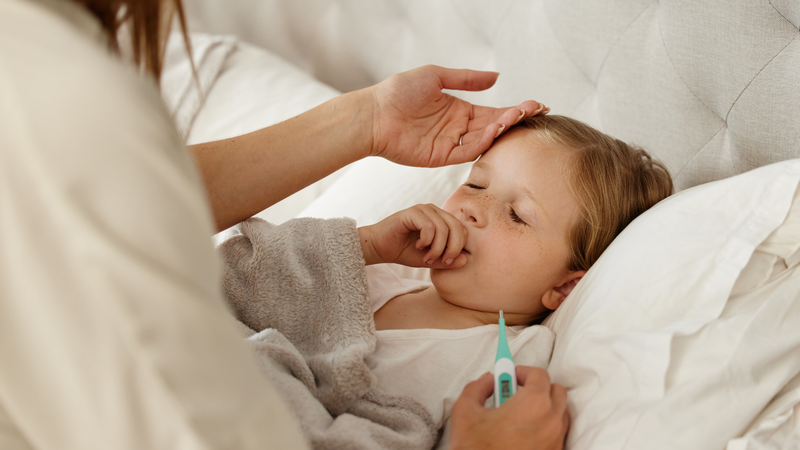 Cha mẹ cần theo dõi sát sao sức khỏe của bé và báo cho bác sĩ nếu có dấu hiệu bất thường