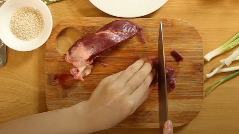 Tim heo cần sơ chế đúng cách để khử mùi tanh