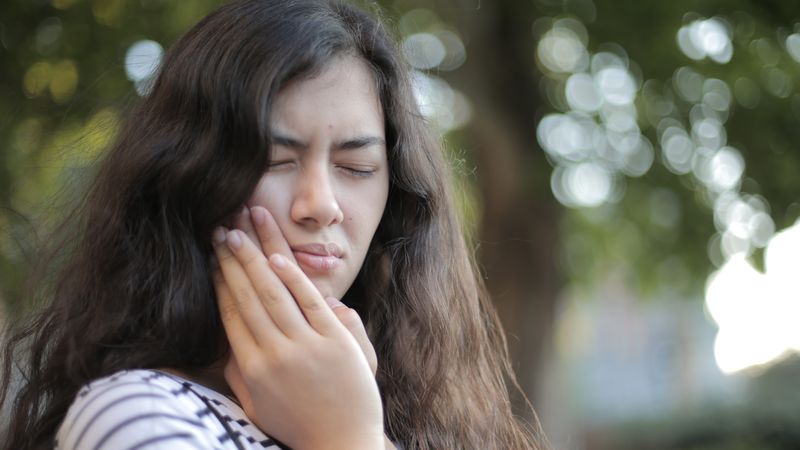 Cơn đau răng dữ dội và sưng nướu là dấu hiệu không thể bỏ qua