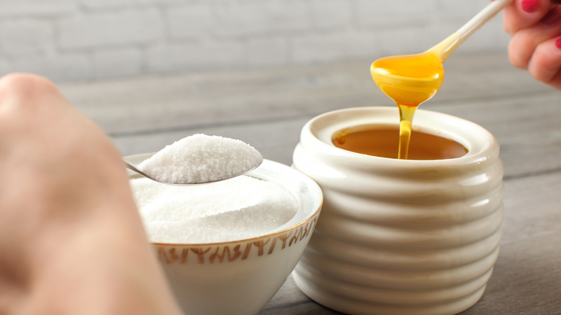 Đường trắng kết hợp mật ong giúp loại bỏ da chết mà vẫn giữ độ ẩm cho da