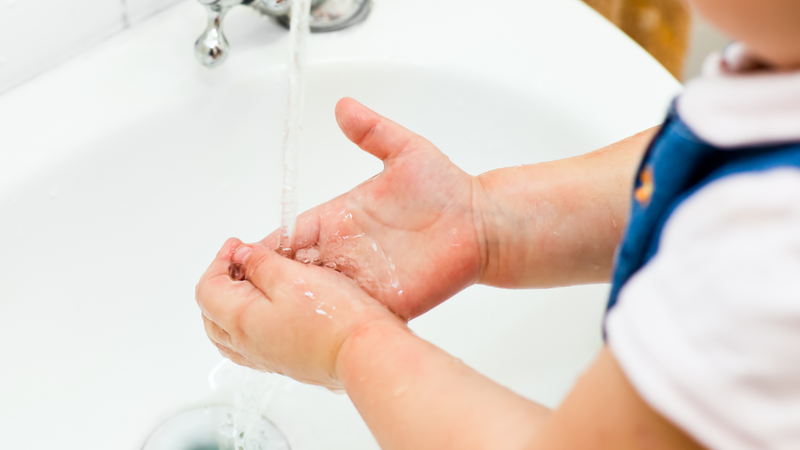 Rửa tay và vệ sinh đồ dùng thường xuyên giúp giảm nguy cơ lây nhiễm tay chân miệng