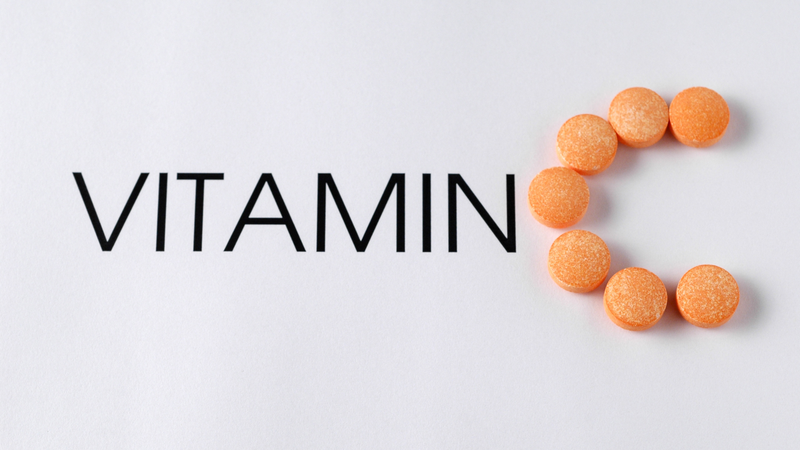 Vitamin C là một chất chống oxy hóa mạnh mẽ, giúp bảo vệ tế bào gan