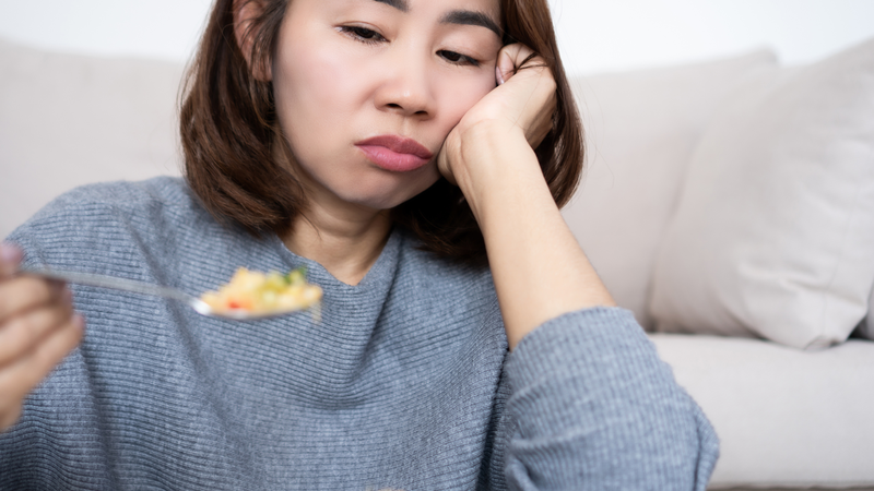 Mệt mỏi và chán ăn là những triệu chứng không thể bỏ qua của bệnh viêm gan