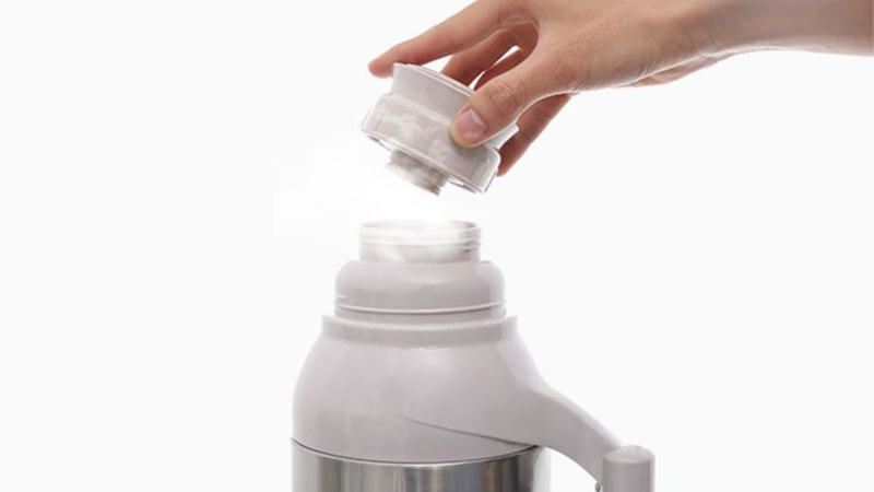Sau khi đổ nước sôi, nên chờ vài phút rồi mới đậy nắp và không đổ quá đầy để tránh tăng áp suất trong bình