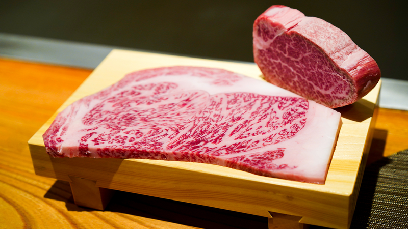 Bò Kobe nổi bật với vân mỡ cẩm thạch dày, giúp thịt mềm, mọng và béo thơm