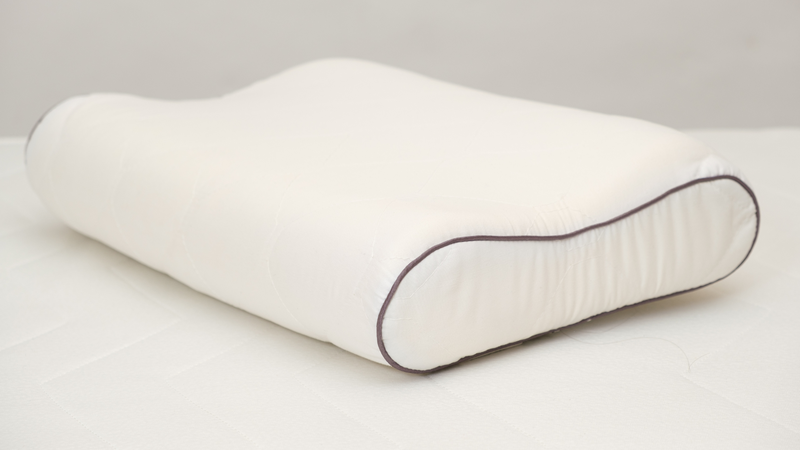 Gối memory foam là loại gối mút hoạt tính, ôm sát đầu cổ và giảm áp lực lên cột sống khi nằm