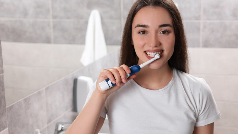 Vệ sinh răng miệng nhẹ nhàng là bước quan trọng trong Chăm sóc vết thương sau nhổ răng khôn giúp ngăn ngừa nhiễm trùng