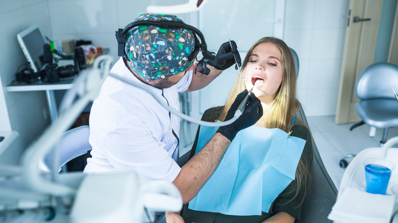 Liên hệ nha sĩ ngay khi có dấu hiệu bất thường để được xử lý kịp thời